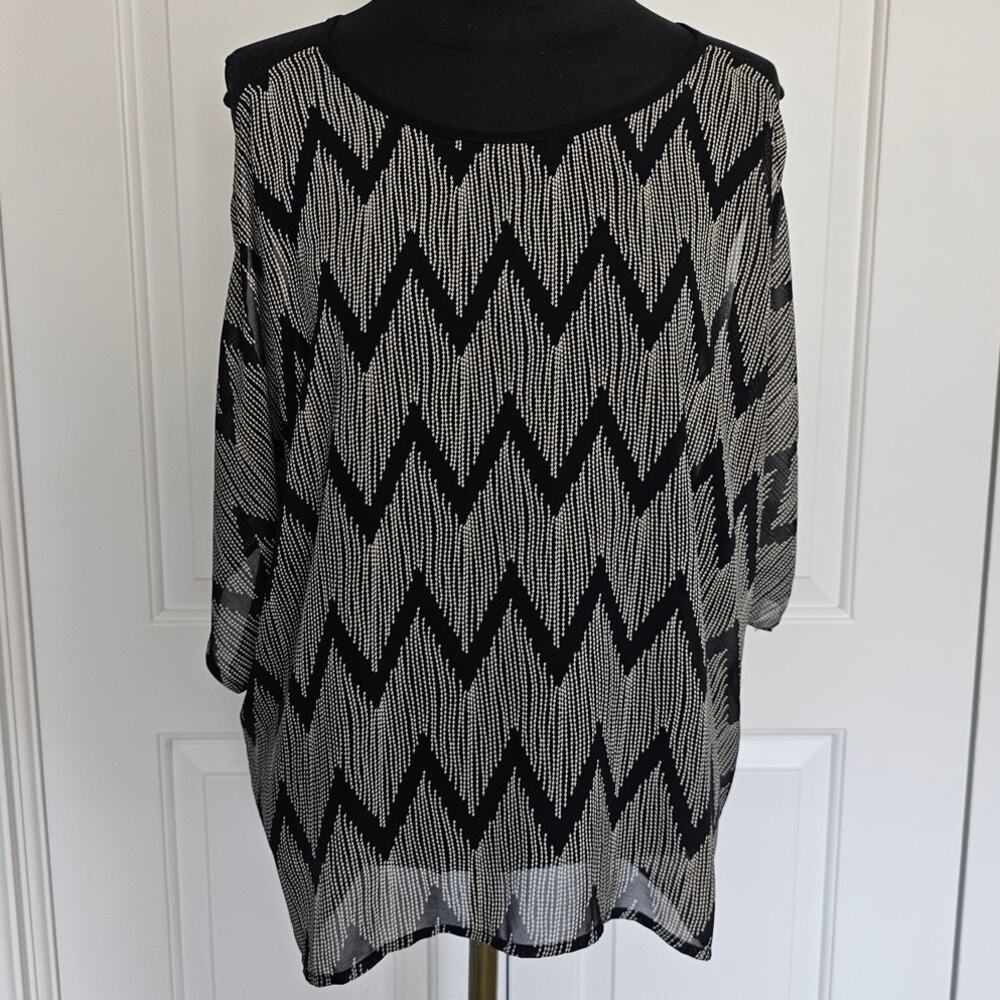 EUC Ya Los Angeles Women's Black Silk Blend Zig Zag Print Blouse Top L